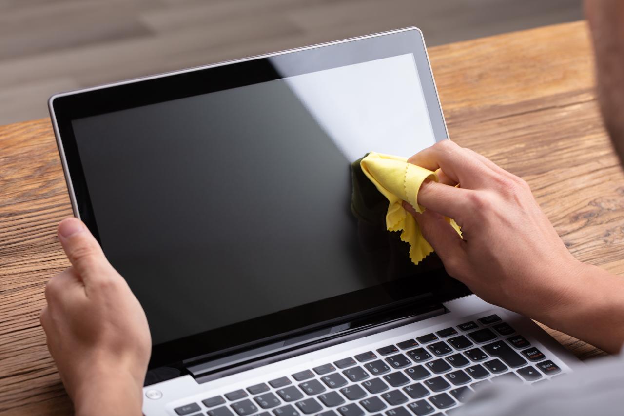 cleaning laptop screen with cloth