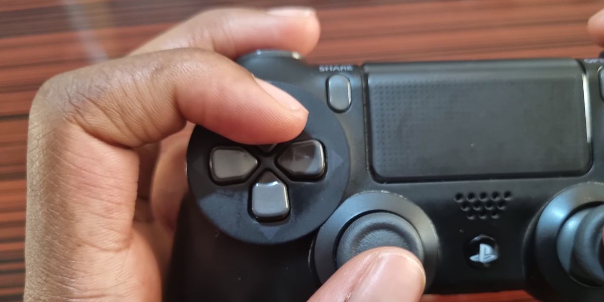 using the claw grip on the left side of a ps4 controller