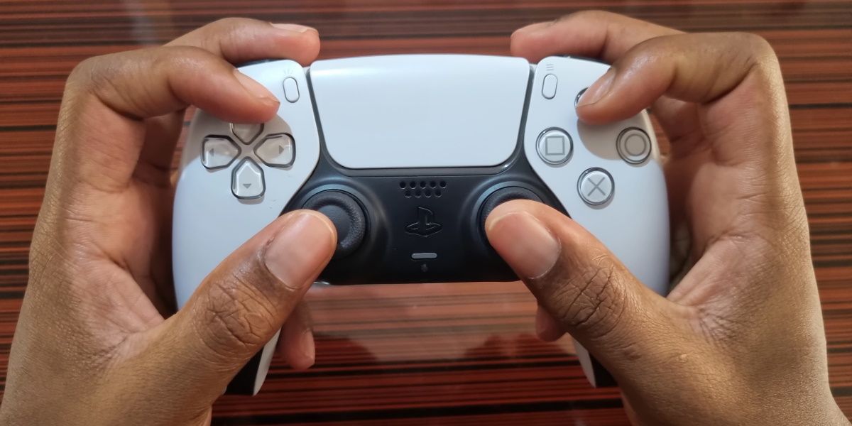 claw grip on a ps5 controller