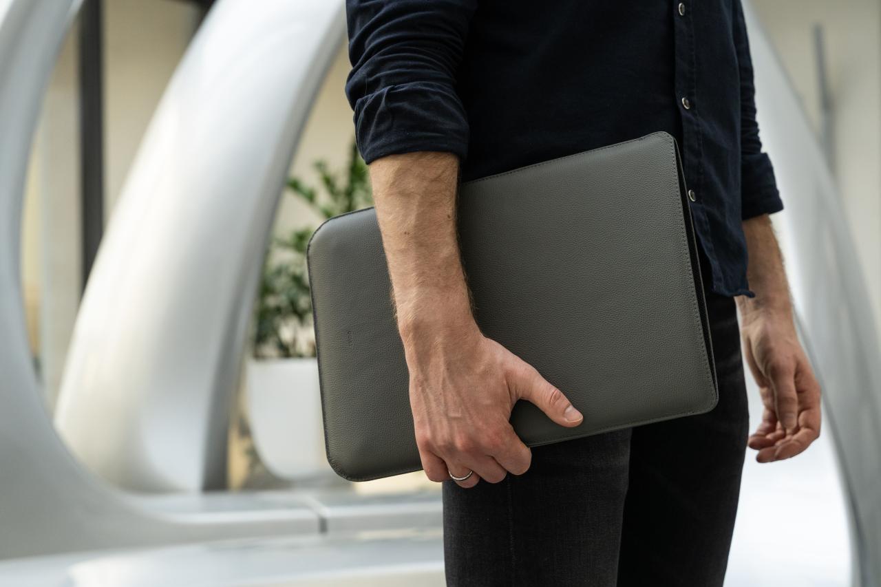 Man carrying a MacBook in a sleeve