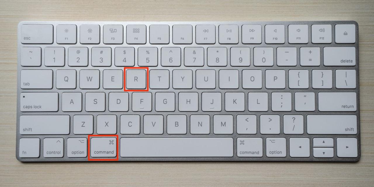 Mac keyboard with Command   R highlighted