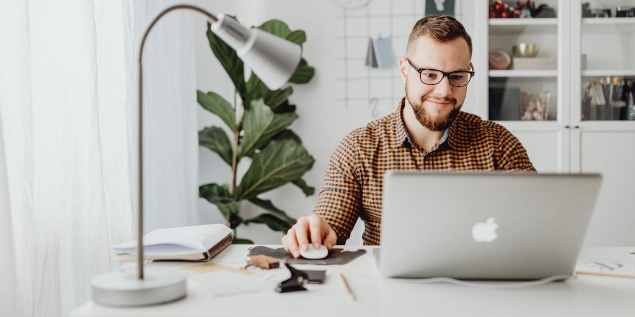 man using a macbook