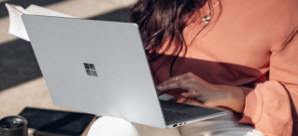 Person using a Windows PC while placing it on a lap